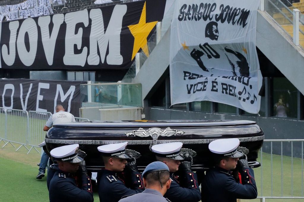 Peti jenazah Pele diangkat keluar dari tempat persemayaman di Stadion Urbano Caldeira atau Vila Belmiro menuju ke tempat pemakaman di Santos Memorial di Santos, Sao Paulo, Brasil, Selasa (3/1/2023). 