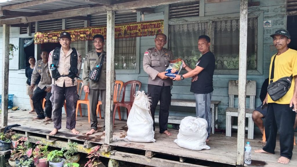 Pemberian bantuan bagi warga terdampak banjir di Kecamatan Ketungau Tengah, Kabupaten Sintang, Kalimantan Barat, Sabtu (3/9/2022).