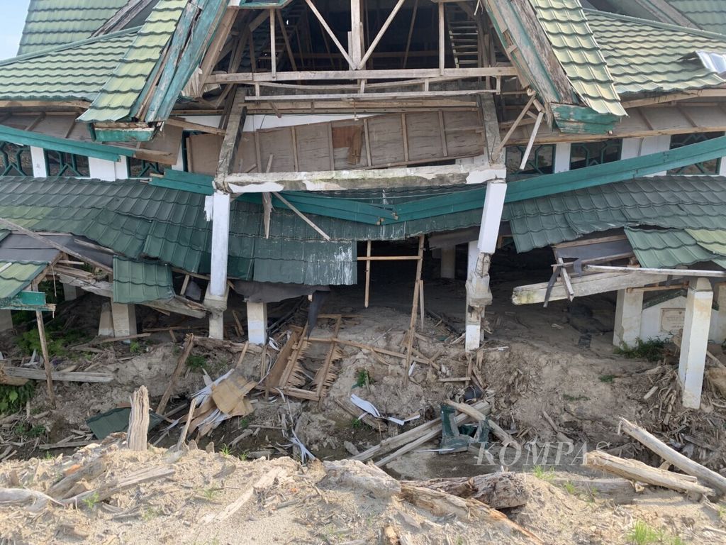 Sebuah bangunan di Masamba, Luwu Utara, Sulawesi Selatan, masih tertimbun material, Kamis (29/1/2021). Pascabanjir bandang yang terjadi tahun lalu, banyak bangunan yang terbengkalai dan masih tertimbun material.