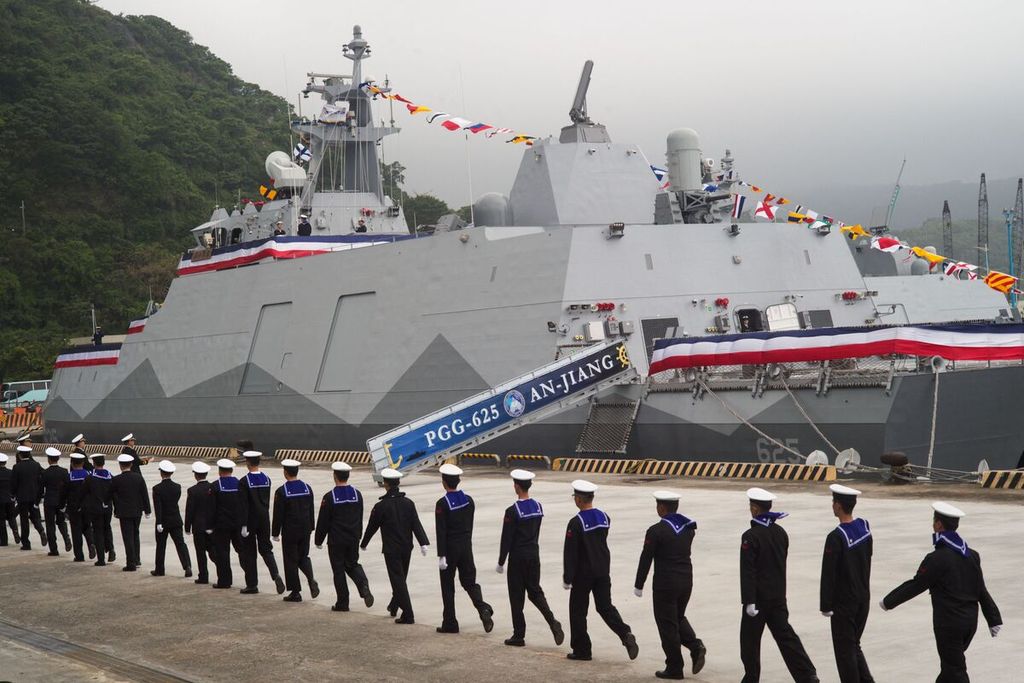Korvet kelas Tuo Chiang buatan Taiwan diluncurkan di Suao, Taiwan, pada Selasa (26/3/2024).