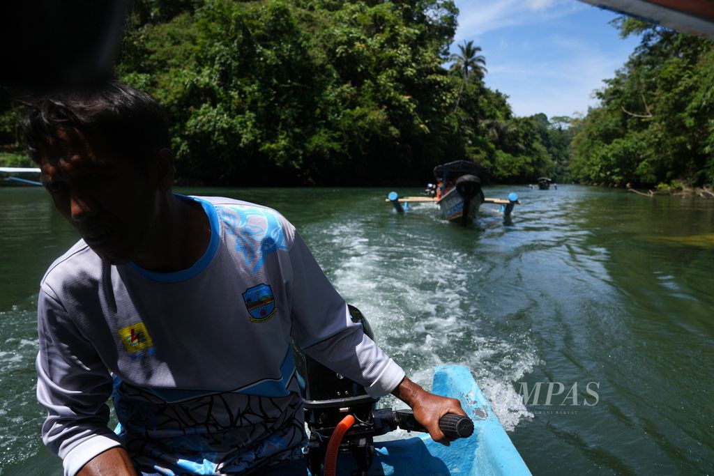 Electric-powered tourist boats were seen in Green Canyon tourist area, Kertayasa Village, Cijulang District, Pangandaran Regency, West Java on Sunday (5/5/2024). For two months, 12 boats have been tested using electric power.
