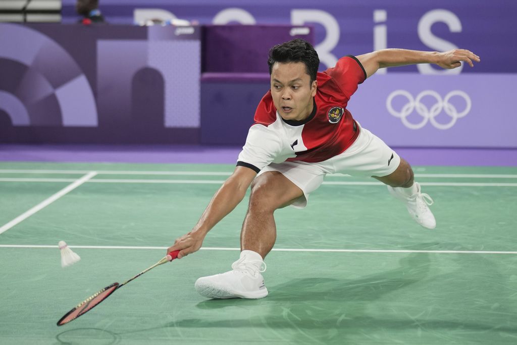 Tunggal putra Indonesia, Anthony Sinisuka Ginting, memukul kok ke arah Toma Junior Popov (Perancis) dalam pertandingan penyisihan Grup H Olimpiade Paris 2024 di Stadion La Chapele Arena pada Rabu (31/7/2024). Anthony menyerah 19-21, 21-17, 15-21. 