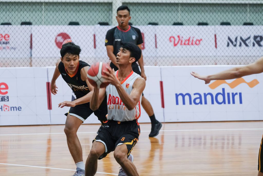 Calon <i>rookie</i> asal Medan, Ryan Mauliza (jersei putih), saat mengikuti IBL Rookie Combine di Aim High, Tangerang, pada Jumat (29/9/2022). Ryan merupakan salah satu dari 32 pemain yang terlibat dalam acara ini.