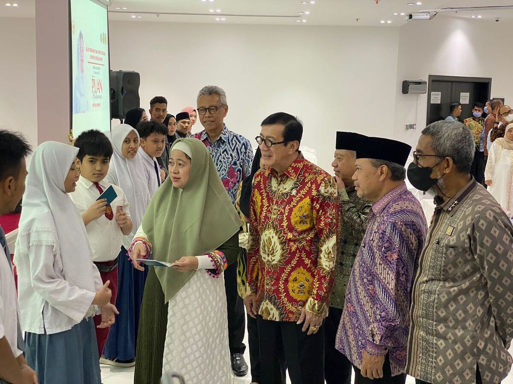 Menteri Hukum dan HAM RI Yasonna H Laoly (ketiga dari kanan) bersama dengan Ketua DPR RI Puan Maharani (keempat dari kanan) memberikan paspor secara simbolik kepada warga negara Indonesia (WNI) yang izin tinggalnya melebihi batas waktu yang tertulis dalam visa (<i>overstay</i>) di Jeddah, Saudi Arabia, Rabu (7/12/2022). 