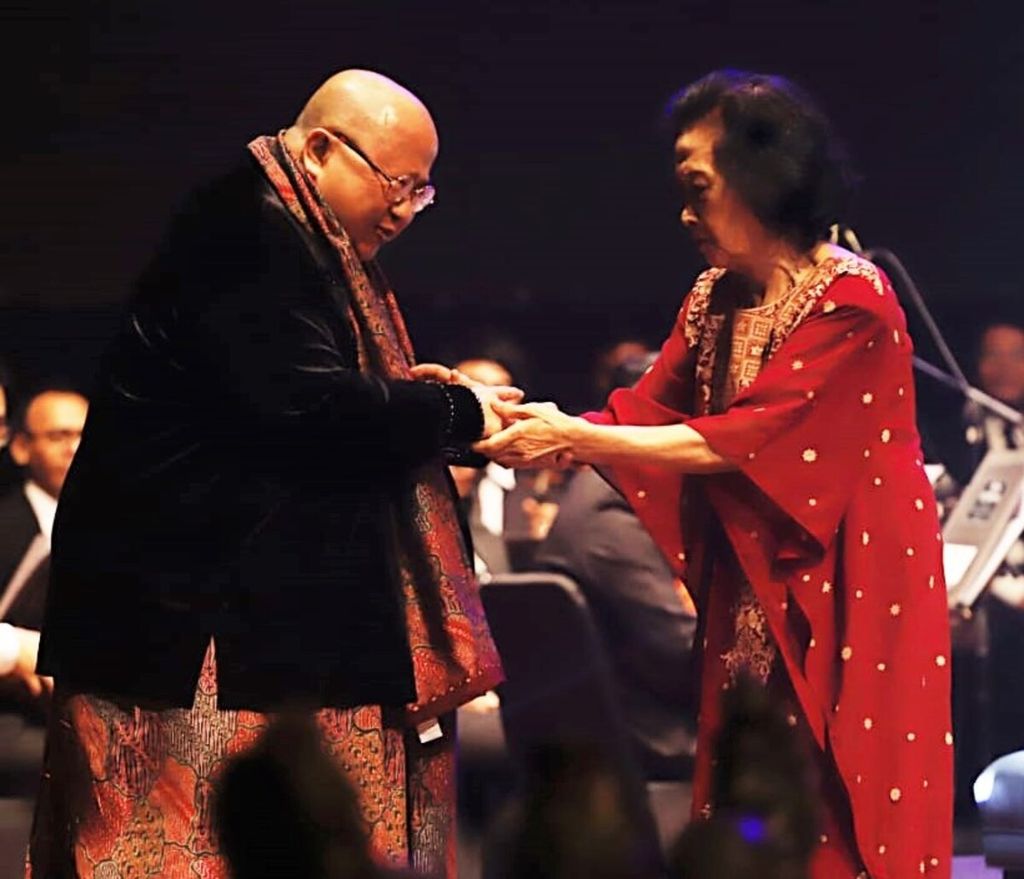 Komposer Jaya Suprana menyalami pianis Iravati M Sudiarso seusai memainkan “Tembang Alit” dalam pentas seni 70 Tahun Jaya Suprana di Teater Jakarta, TIM, Minggu (27/1/2019).