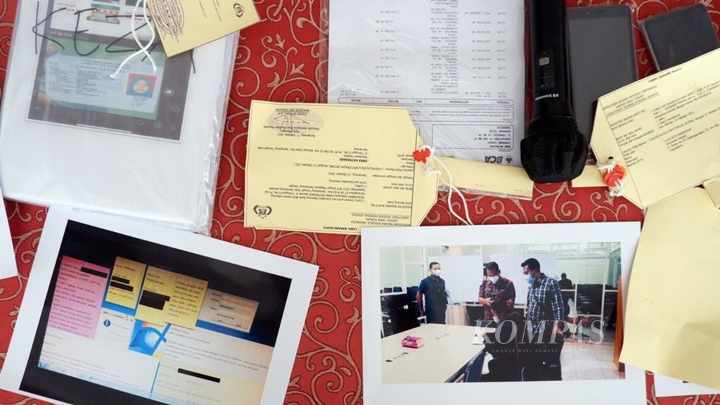 Sejumlah berkas dan foto barang bukti ditunjukkan dalam pengungkapan kasus penagihan pinjaman daring di Mapolda Jawa Tengah, Kota Semarang, Jateng, Selasa (19/10/2021). 