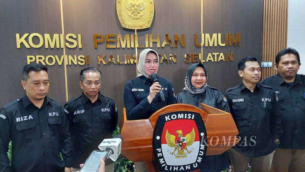 Ketua Komisi Pemilihan Umum Provinsi Kalimantan Selatan Andi Tenri Sompa (ketiga dari kiri) beserta komisioner KPU Provinsi Kalsel memberi keterangan pers di Banjarmasin, Rabu (28/8/2024).