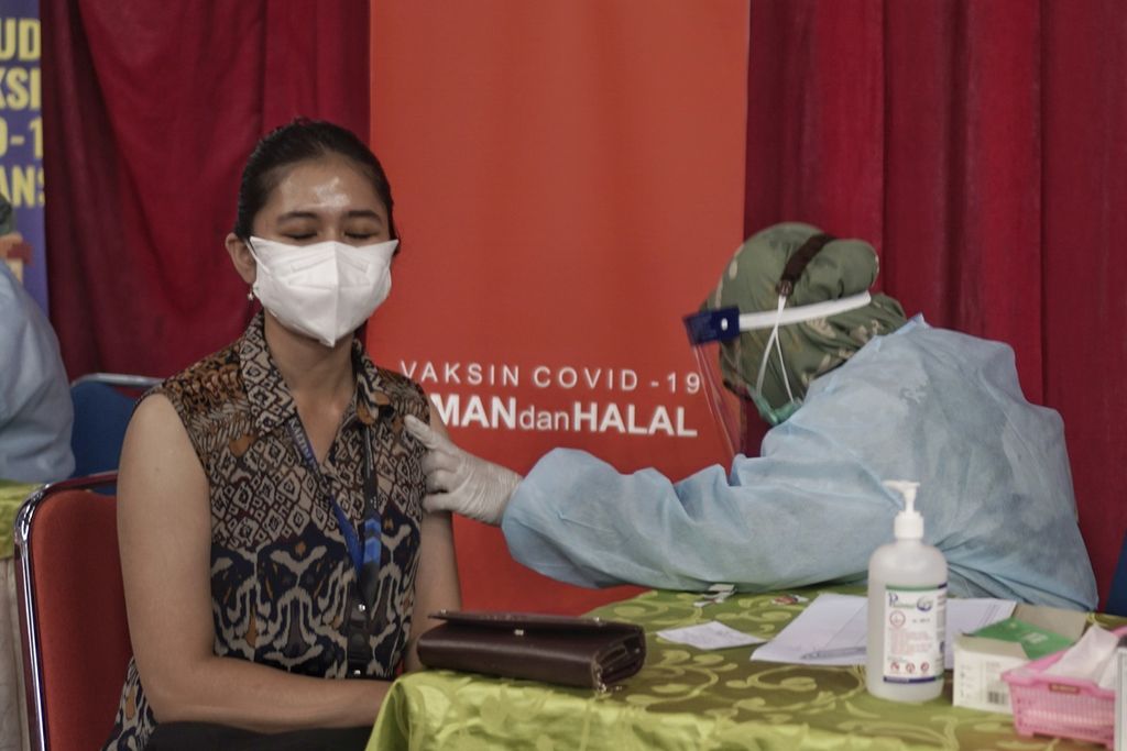 Petugas menyuntikkan vaksin kepada warga di Gedung Dome Balikpapan Sport and Convention Center, Kota Balikpapan, Kalimantan Timur, Selasa (27/4/2021).