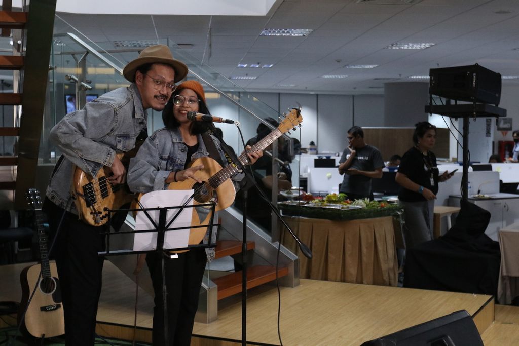 Grup musik Endah N Rhesa bermain dalam acara perayaan HUT Ke-6 Kompas.id di Menara Kompas, Jakarta, Rabu (8/3/2023). 