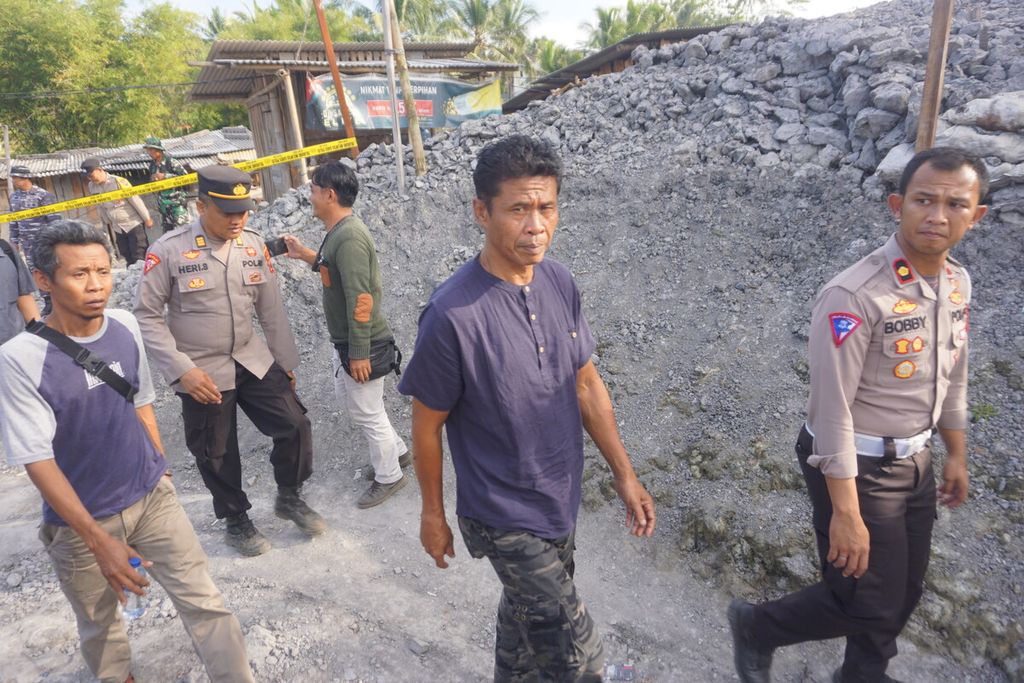 Keluarga dari delapan petambang datang ke lokasi tempat petambang yang terjebak di Desa Pancurendang, Ajibarang, Banyumas, Jawa Tengah, Minggu (30/7/2023).