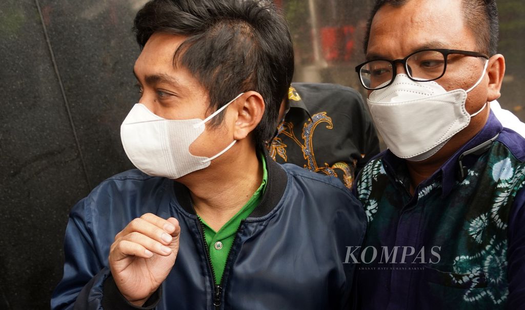 Mantan Bupati Tanah Bumbu Mardani H Maming (kiri) didampingi pengacaranya, Deni Indrayana (kanan), tiba di Kantor Komisi Pemberantasan Korupsi, Jakarta, untuk menyerahkan diri, Kamis (28/7/2022).