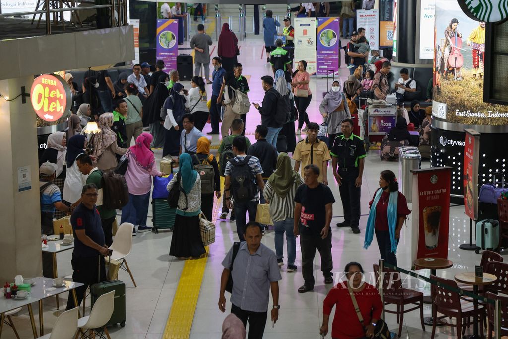 Lalu lalang penumpang di Stasiun Gambir, Jakarta, Rabu (13/12/2023). 