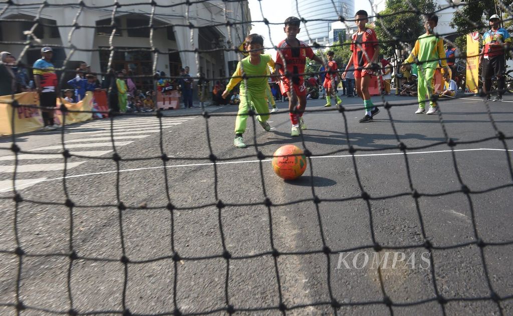 Pertandingan SD Siti Aminah melawan SD Ketabangrejo 1 pada <i>street soccer</i> di Jalan Tunjungan, Surabaya, Minggu (8/10/2023). Pertandingan <i>street soccer </i>pelajar diselenggarakan Pemkot Surabaya untuk menyemarakkan gelaran Piala Dunia U-17 di Surabaya. Surabaya dengan Stadion Gelora Bung Tomo dipilih sebagai tempat bertanding Grup A, yaitu Indonesia, Ekuador, Panama, dan Maroko. 