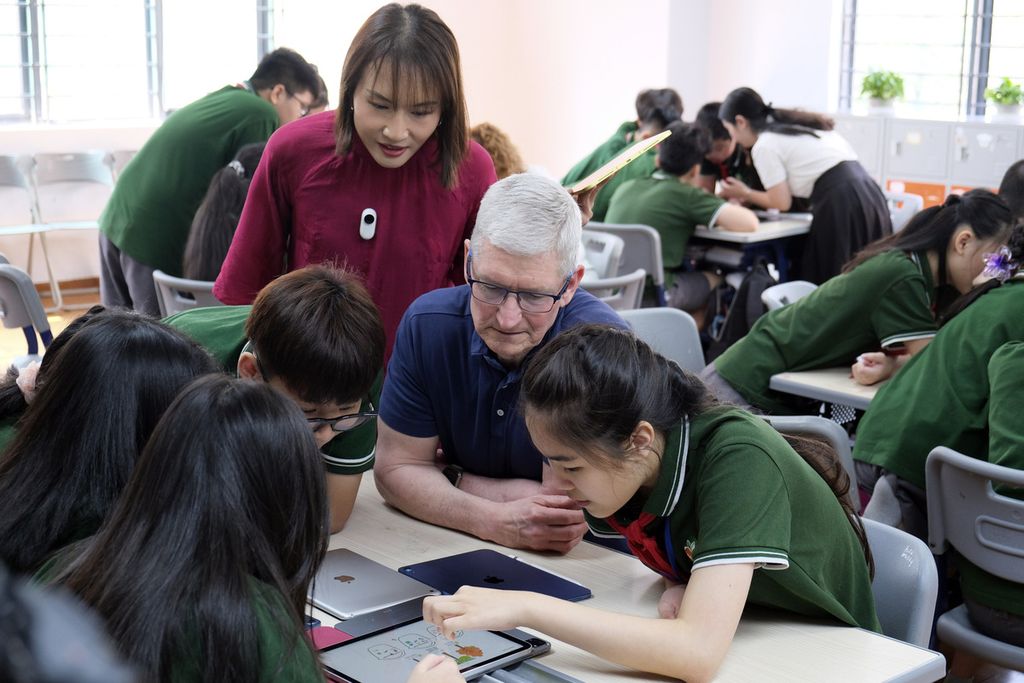 CEO Apple memperhatikan aktivitas murid di sebuah sekolah dalam kunjungannya di Hanoi, Vietnam, Selasa (16/4/2024). 