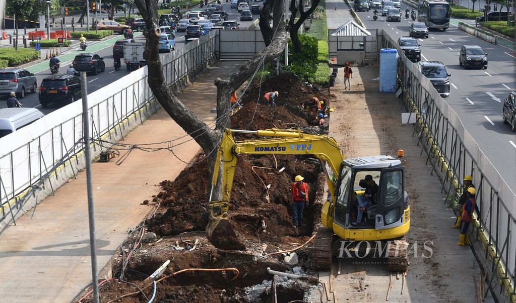 Kontraktor mengerjakan proyek revitalisasi halte Transjakarta Gelora Bung Karno, Jakarta, Kamis (12/5/2022). 