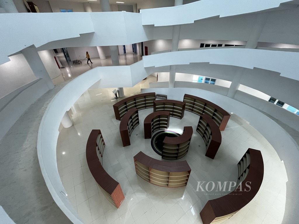 Perpustakaan modern milik Pemprov Sultra telah digunakan selama setahun terakhir, seperti terlihat pada Selasa (17/1/2023). Bangunan yang didirikan dengan anggaran lebih dari Rp 100 miliar ini belum memiliki koleksi yang mutakhir dan masih sepi dari pengunjung. 