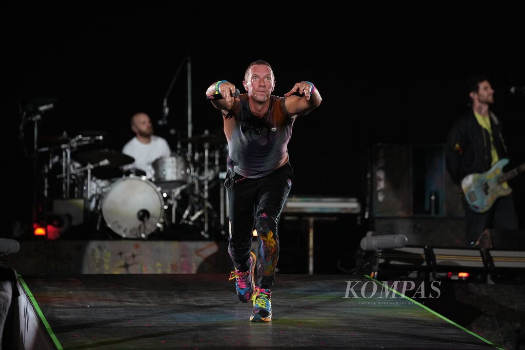 Vokalis Coldplay, Chris Martin, memeriahkan konser bertajuk "Coldplay Music of the Spheres World Tour" di Stadion Utama Gelora Bung Karno, Jakarta, Rabu (15/11/2023). 