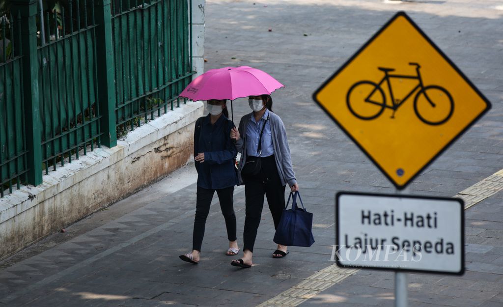 Warga mengenakan masker saat beraktivitas di luar ruang di Jakarta, Kamis (10/8/2023). Warga bersiasat sendiri menghadapi buruknya kualitas udara Jakarta dengan mengenakan masker saat beraktivitas di luar ruang.