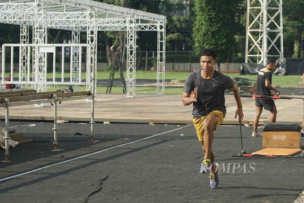 Pelari cepat Indonesia, Lalu Muhammad Zohri, latihan di trek lari 6 line Stadion Madya, kompleks Gelora Bung Karno, Senayan, Jakarta, yang tertutup karpet dan dikelilingi panggung hiburan, Rabu (10/7/2024). Zohri sedang persiapan tampil di Olimpiade Paris 2024.