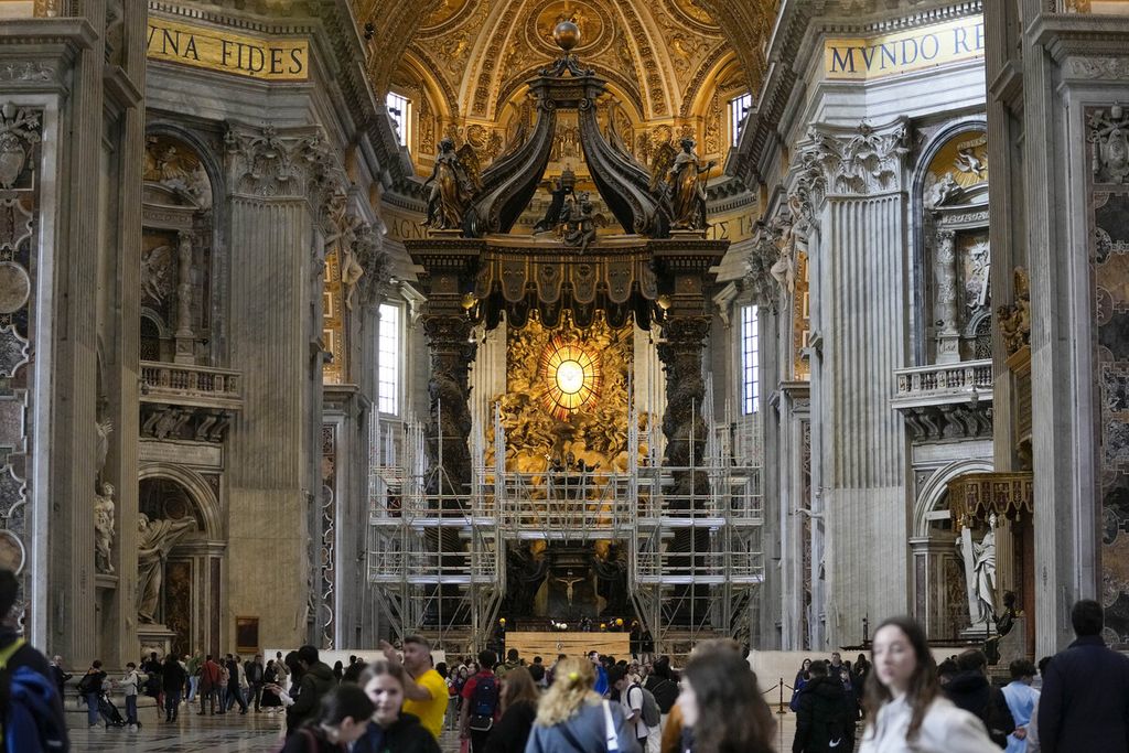 Perancah terlihat terpasang mengelilingi kanopi pada altar utama Basilika Santo Petrus di Vatikan, 21 Februari 2024.