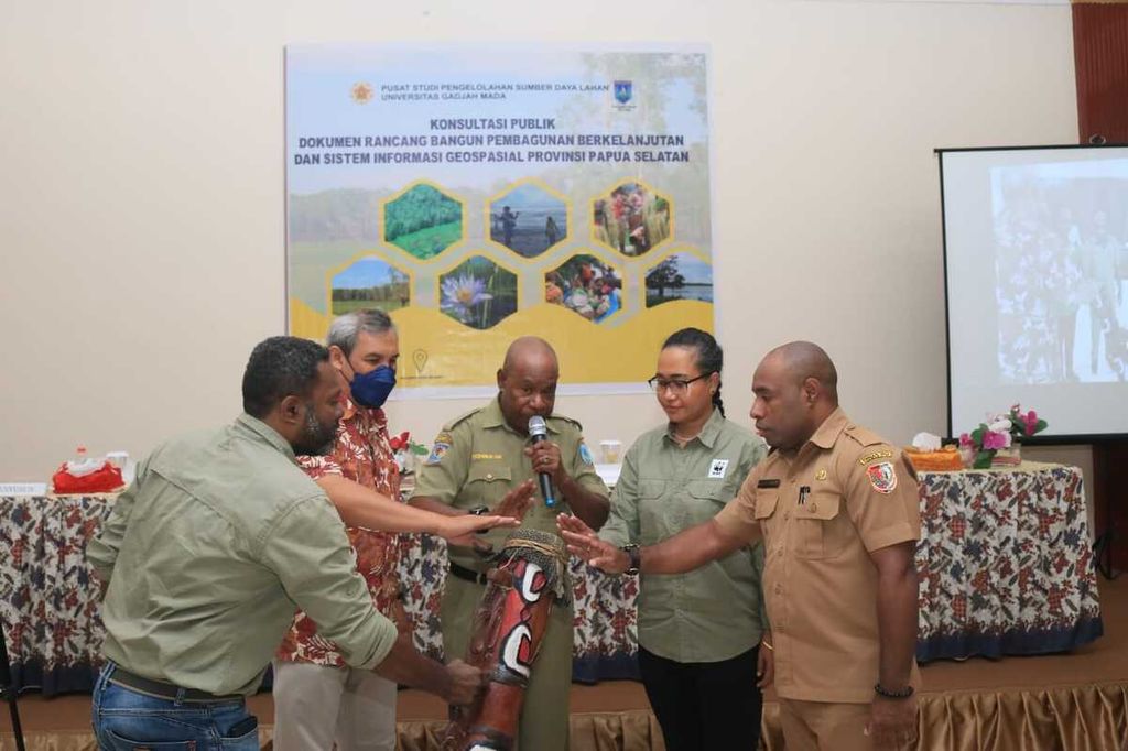 Pembukaan kegiatan Konsultasi Publik Rancang Bangun Pembangunan Berkelanjutan Provinsi Papua Selatan di Kabupaten Merauke, Selasa (29/8/2023). Kegiatan ini diikuti oleh perwakilan dari pemerintah daerah di tingkat provinsi dan kabupaten-kabupaten di lingkungan Provinsi Papua Selatan, akademisi dari perguruan tinggi, lembaga masyarakat adat, lembaga swadaya masyarakat, dan masyarakat sipil.