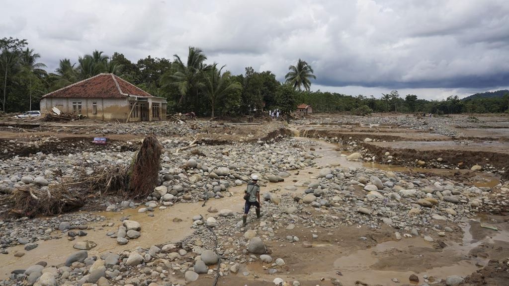 Sisa batuan yang terbawa banjir bandang yang menerjang sawah dan permukiman warga di Desa Kalong Sawah, Jasinga, Bogor, Selasa (7/1/2020). 