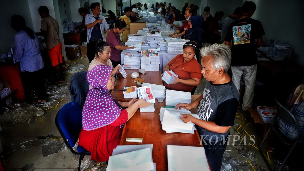 Suasana aktivitas tenaga pelipat melakukan pelipatan surat suara di kantor Komisi Pemilihan Umum (KPU) Jakarta Utara, Sunter, Jakarta Utara, Selasa (2/1/2024). 