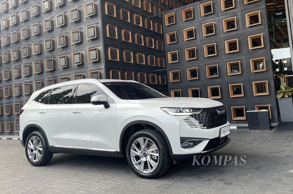 The hybrid-powered SUV Haval H6 is comfortable to drive in urban areas, such as in Bandung City, West Java, on Wednesday (8/5/2024). The car, distributed by Great Wall Motor Indonesia, is being sold at a price of Rp 595.8 million.