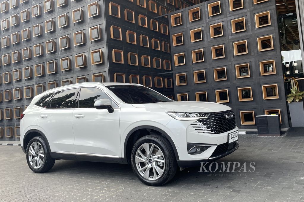 Mobil SUV Haval H6 bertenaga hibrida nyaman dikendarai di perkotaan, seperti di Kota Bandung, Jawa Barat, Rabu (8/5/2024). Mobil yang didistribusikan Great Wall Motor Indonesia ini dipasarkan dengan harga Rp 595,8 juta.