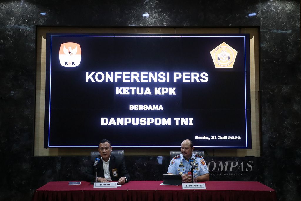 Ketua Komisi Pemberantasan Korupsi (KPK) Firli Bahuri (kiri) dan Danpuspom TNI Marsekal Muda Agung Handoko (kanan) menyampaikan keterangan pers di Mabes TNI, Jakarta, Senin (31/7/2023). 
