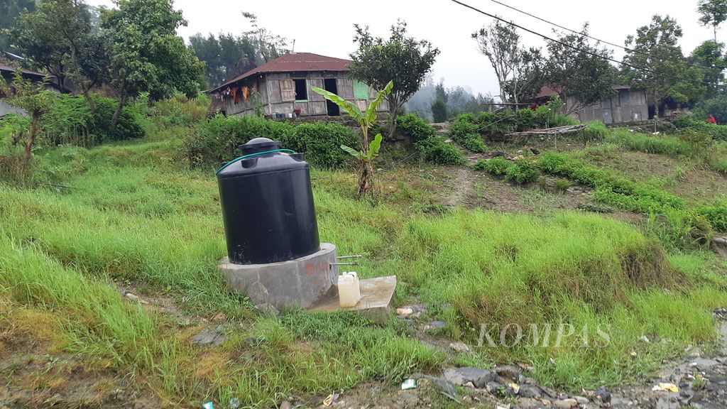 Bak air di permukiman warga di Fatumnasi, Kabupaten Timor Tengah Selatan, NTT, pada Rabu (15/6/2022). Daerah itu melimpah air bersih bila dibandingkan dengan sisi lain di Pulau Timor.