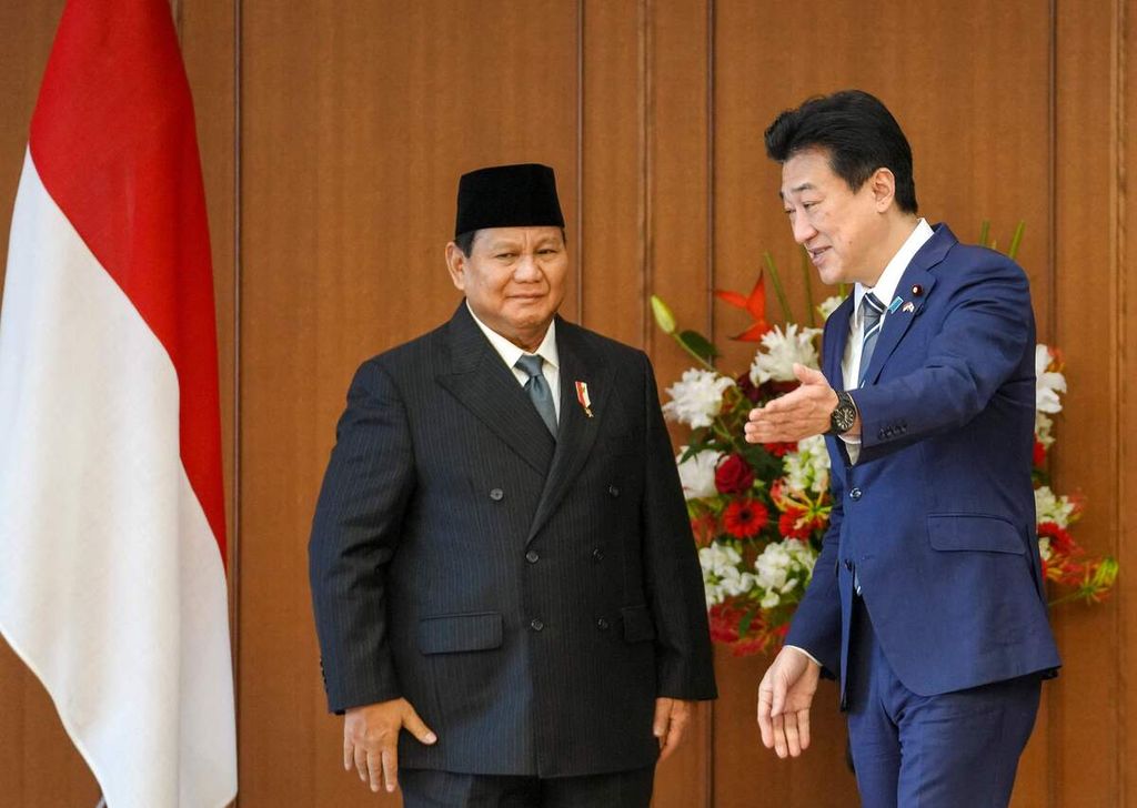 Menteri Pertahanan Indonesia Prabowo Subianto disambut Menteri Pertahanan Jepang Minoru Kihara di Tokyo, Rabu (3/4/2024). 