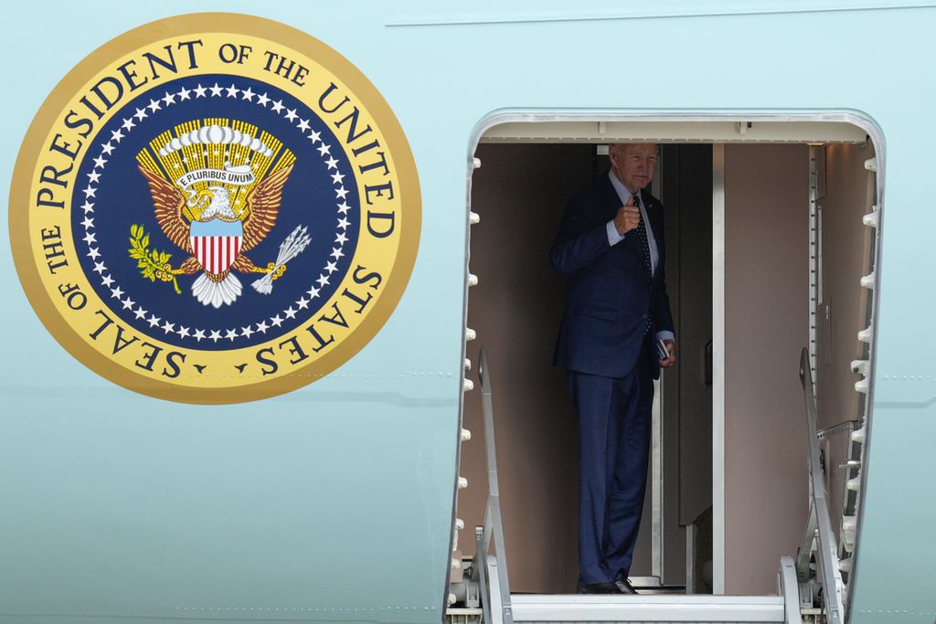 Presiden AS Joe Biden memasuki pesawat kepresidenan Air Force One di Pangkalan Angkatan Udara Andrews, Maryland, AS, Kamis (7/9/2023). Ia akan terbang menuju India untuk menghadiri KTT G20 di New Delhi, akhir pekan ini. 