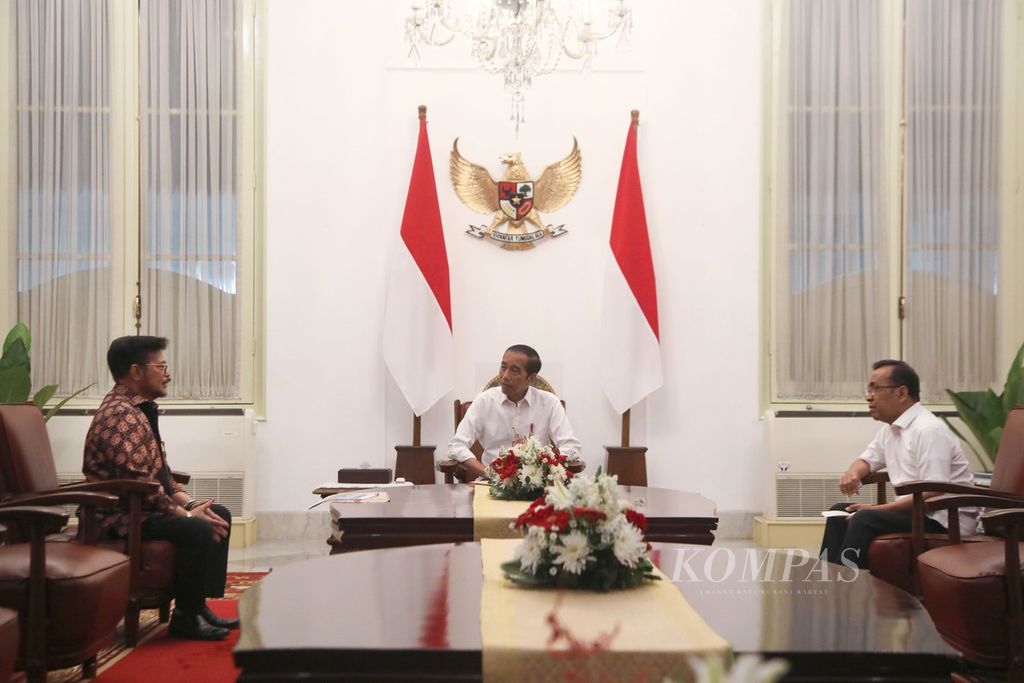 Presiden Joko Widodo didampingi Menteri Sekretaris Negara Pratikno berbincang dengan mantan Menteri Pertanian Syahrul Yasin Limpo (kiri) di Istana Merdeka, Jakarta, Minggu (8/10/2023) malam. Pertemuan digelar atas permintaan Syahrul  setelah ia mengundurkan diri dari Menteri Pertanian seusai terbelit kasus dugaan korupsi di Kementerian Pertanian. 