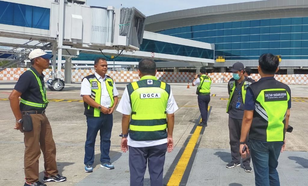 Pihak otoritas Bandara Sultan Hasanuddin melakukan pengecekan berbagai fasilitas, Jumat (4/11/2022). Sebagai bandara yang dekat dengan Bali, pihak otoritas bandara Sultan Hasanuddin menyiapkan tempat parkir unruk pesawat tamu maupun logistik untuk kepentingan KTT G20 di Bali.