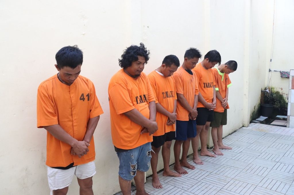 Sejumlah tahanan di Kepolisian Resor Kota Barelang, Kota Batam, Kepulauan Riau, Rabu (13/9/2023). Penahanan mereka terkait dengan bentrok menolak relokasi warga Pulau Rempang untuk investasi Rempang Eco City.