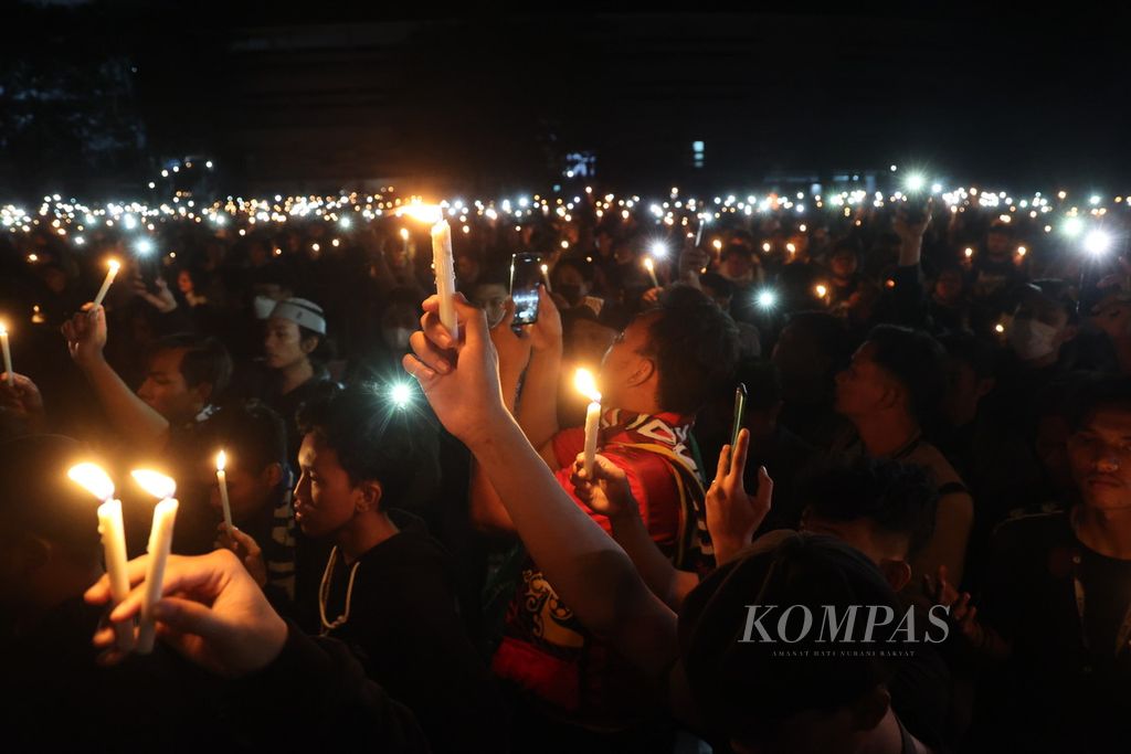 Suporter dari sejumlah tim sepak bola melakukan doa bersama untuk mendoakan para korban tragedi Stadion Kanjuruhan di Stadion Mandala Krida, Yogyakarta, Selasa (4/10/2022) malam. Tragedi tersebut menjadi momen bagi para suporter sepak bola untuk mengakhiri rivalitas antarpendukung kesebelasan yang selama ini sering terjadi.