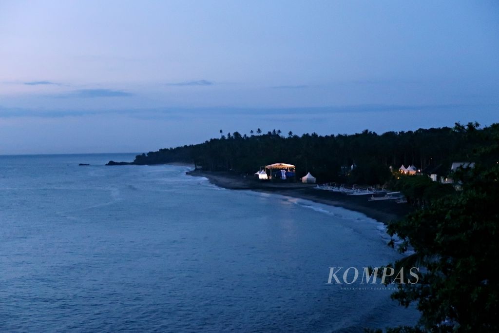 Pemandangan panggung Senggigi Sunset Jazz yang berdiri di Pantai Kerandangan, Lombok Barat, Nusa Tenggara Barat, Jumat (4/11/2022). Senggigi Sunset Jazz berlangsung selama 5-6 November 2022.