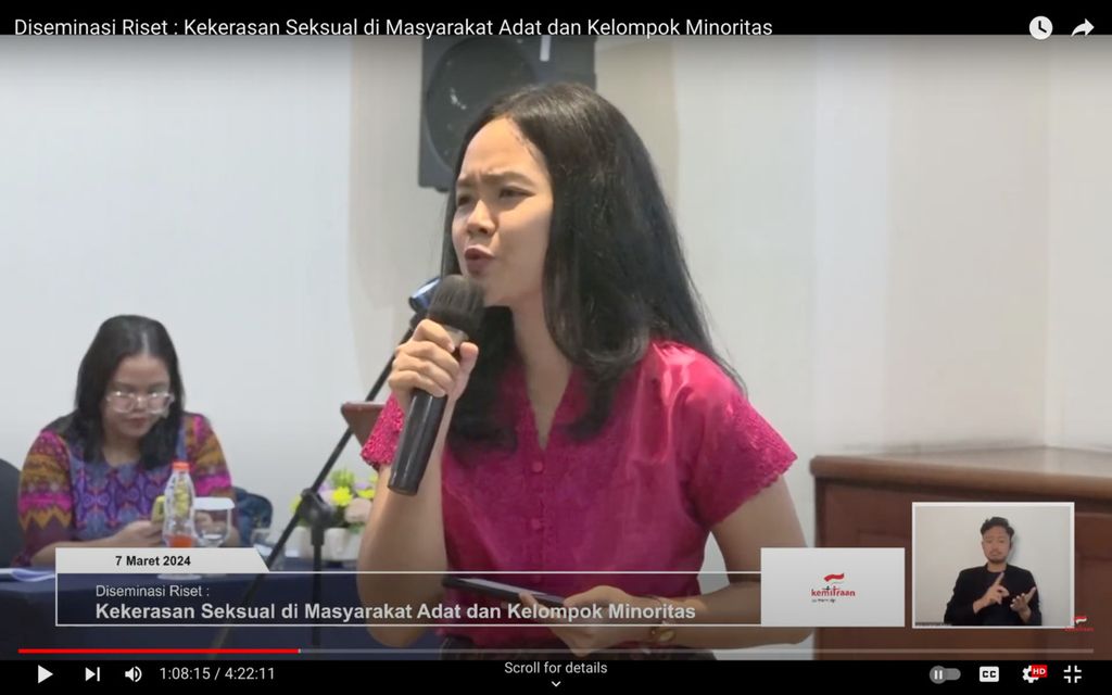 Olga Aurora, peneliti dari Laura UGM, saat diskusi hasil Riset Kekerasan Seksual pada Masyarakat Adat dan Etnis Minoritas, Kamis (7/3/2024), saat paparan hasil riset di Sumba Timur, NTT.