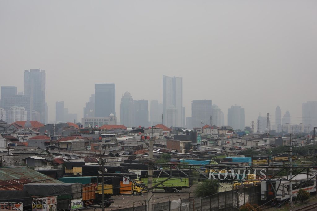 Kabut asap polusi menyelimuti deretan gedung bertingkat Kota Jakarta, Rabu (15/6/2022). Menurut data situs penyedia peta polusi daring harian kota-kota besar di dunia, AirVisual, pada pukul 11.00 kemarin nilai Indeks Kualitas Udara (AQI) Kota Jakarta adalah 190 atau masuk dalam kategori tidak sehat. Sementara kandungan partikel halus di udara yang ukurannya 2,5 mikron atau lebih kecil (PM2.5) sebesar 131 mikrogram per meter kubik, jauh di ambang batas maksimal 5 mikrogram per meter kubik.