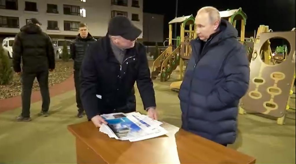 Dalam foto yang dirilis Kantor Kepresidenan Rusia, 19 Maret 2023, Presiden Vladimir Putin memperhatikan penjelasan Deputi PM Rusia Marat Khusnulin ketika mereka meninjau kompleks permukiman di Mariupol, Ukraina timur, yang berada di bawah kendali Rusia, 