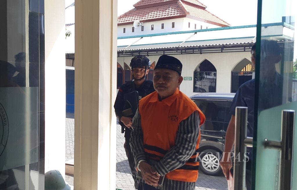 Bupati Sidoarjo periode 2010-2015 dan 2016-2021, Saiful Ilah, kembali menjalani sidang perkara korupsi di Pengadilan Tipikor Surabaya, Kamis (10/8/2023).