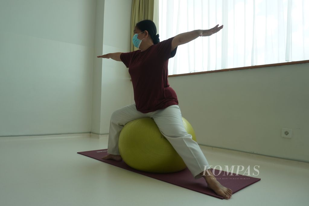 A midwife as well as a prenatal yoga teacher practices one of the yoga movements for pregnant women at Telogorejo Hospital, Semarang City, Central Java, Wednesday (6/4/2022).