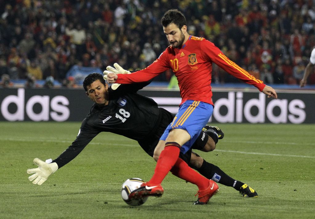 Gelandang Spanyol, Cesc Fabregas, melewati hadangan kiper Honduras, Noel Valladares, pada laga Piala Dunia 2010, 22 Juni 2010, dini hari WIB, di Johannesburg, Afrika Selatan. Fabregas turut mengantar Spanyol merebut trofi Piala Dunia 2010.