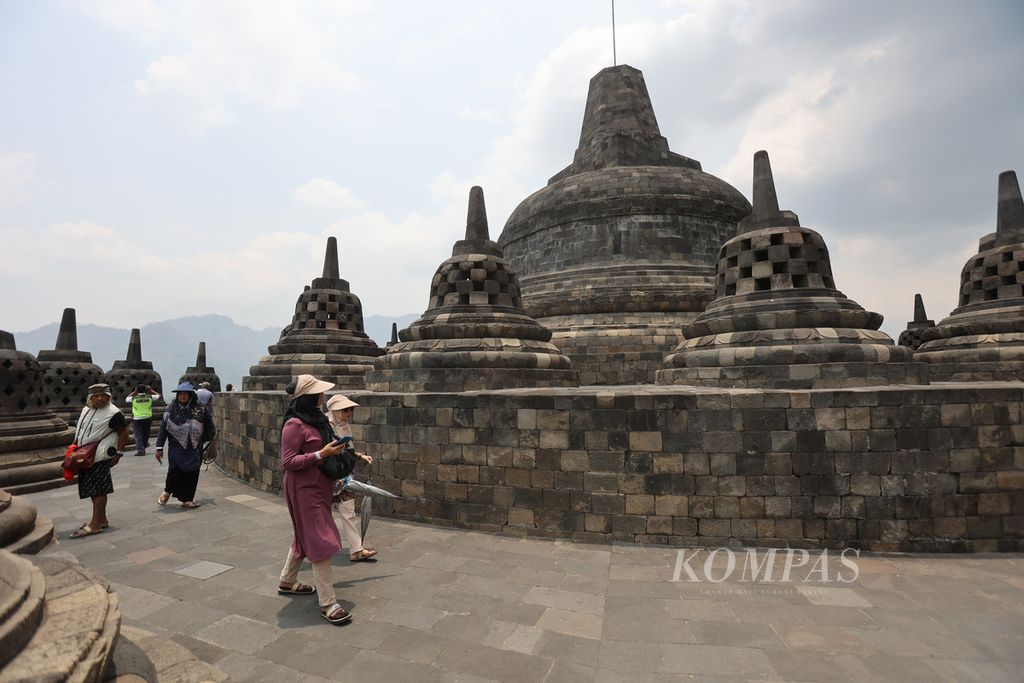 Wisatawan berkunjung ke Candi Borobudur, Magelang, Jawa Tengah, Rabu (25/10/2023).