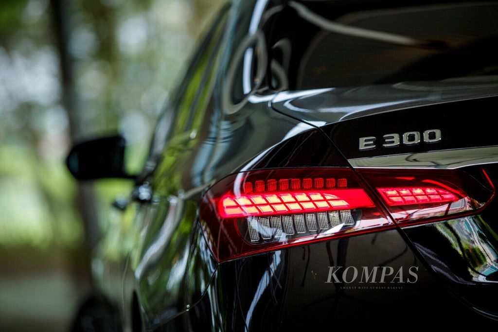 Detail lampu belakang berdesain baru pada New Mercedes-Benz E 300 AMG Line 2021. 