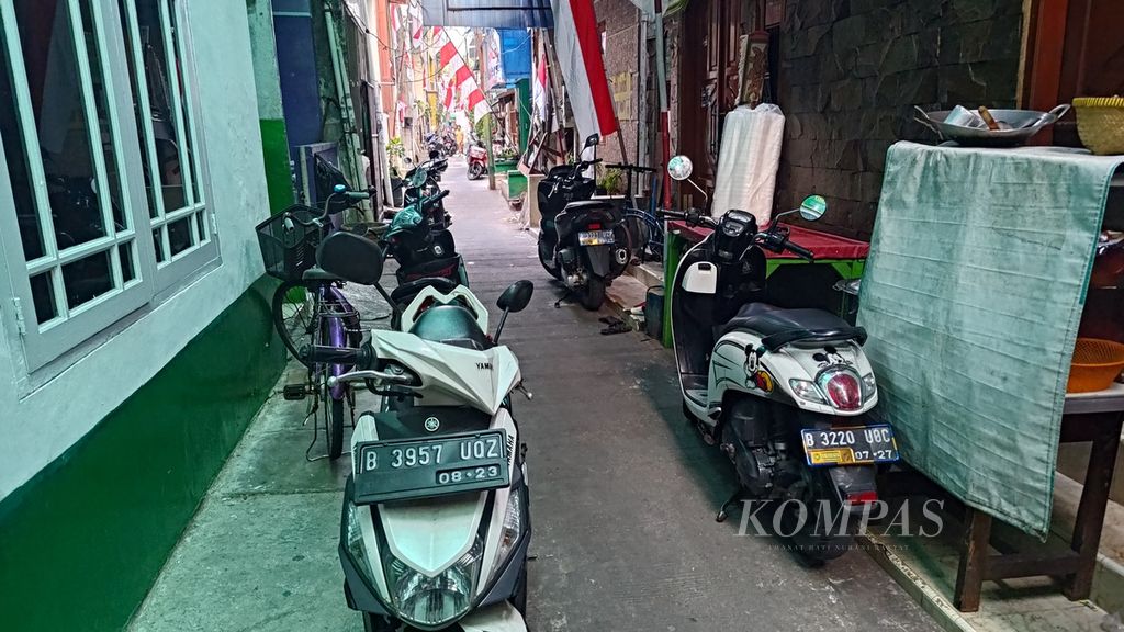  Sejumlah motor diparkir di sebuah gang permukiman di Jalan Budi Mulia, Pademangan, Jakarta Utara, Rabu (16/8/2023). Di lokasi itu terjadi pencurian sepeda motor tipe Beat, 22 Juli 2023 silam.