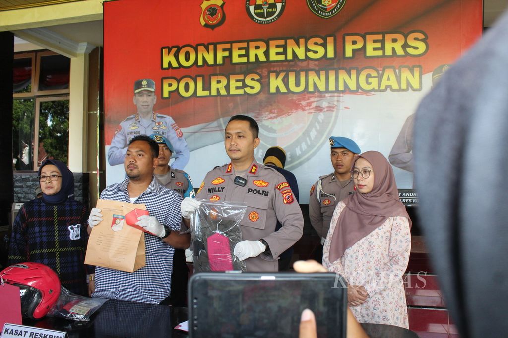 Kuningan Resort Police Chief Adjunct Senior Commissioner Willy Andrian (second from right) shows evidence of an obscenity case at the Kuningan Police, Kuningan Regency, West Java, Friday (14/7/2023). The police arrested AW, who was strongly suspected of molesting his two stepchildren. Now, the accused faces a maximum of 20 years in prison.