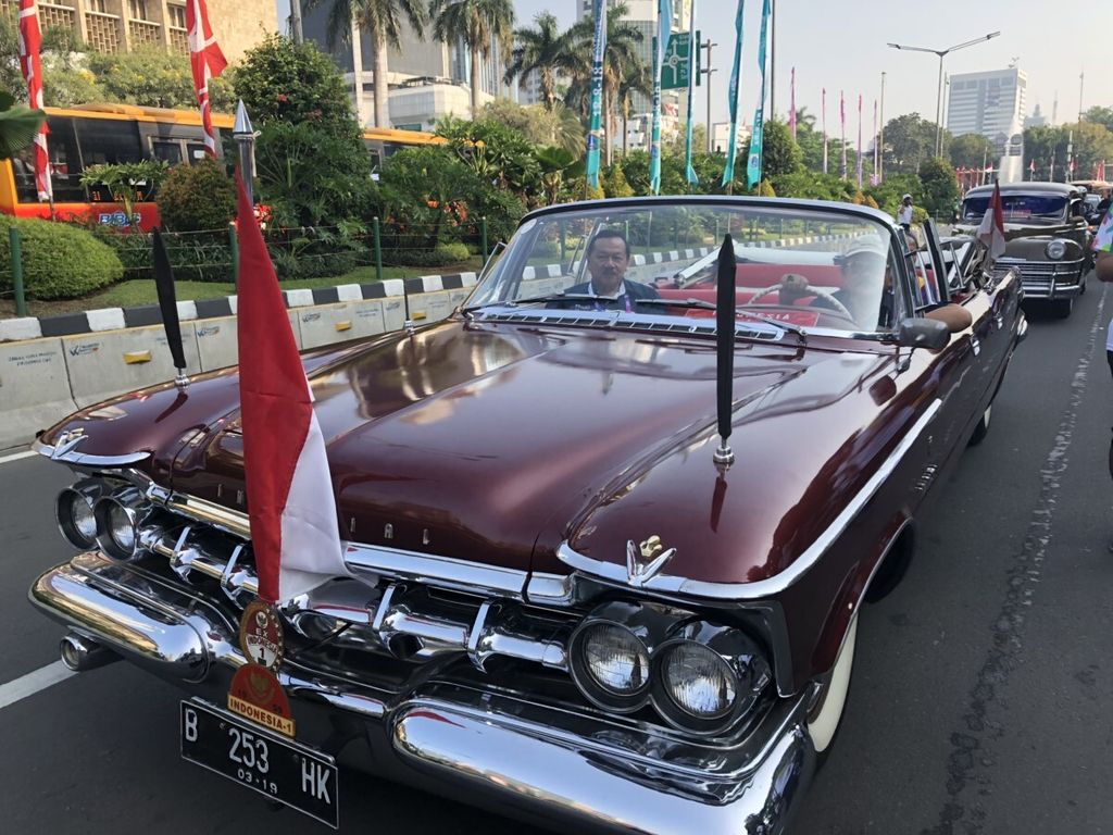 Mobil Chrysler Imperial keluaran 1959 milik Hauwke turut memeriahkan Kirab Obor Asian Games XVIII. Mobil ini pernah dinaiki Presiden Soekarno saat Kirab Obor Asian Games 1962.