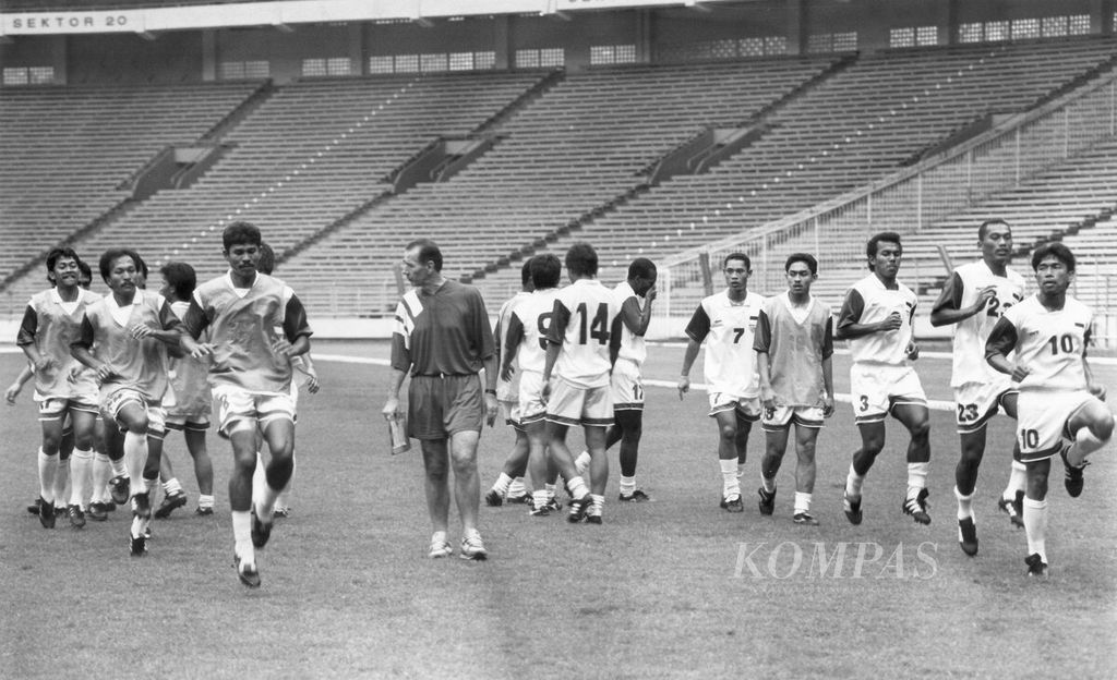 Pelatih kepala tim PSSI SEA Games Chiang Mai 1995, Romano Matte (tengah), mempimpin anak asuhannya melakukan latihan fisik di Stadion Utama Senayan, Jakarta, 13 November 1995.